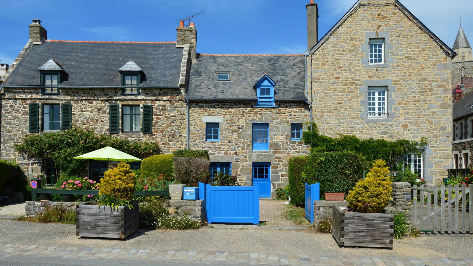 Rénover une façade avant de vendre : enduit, peinture ou bardage, et ce que cela rapporte