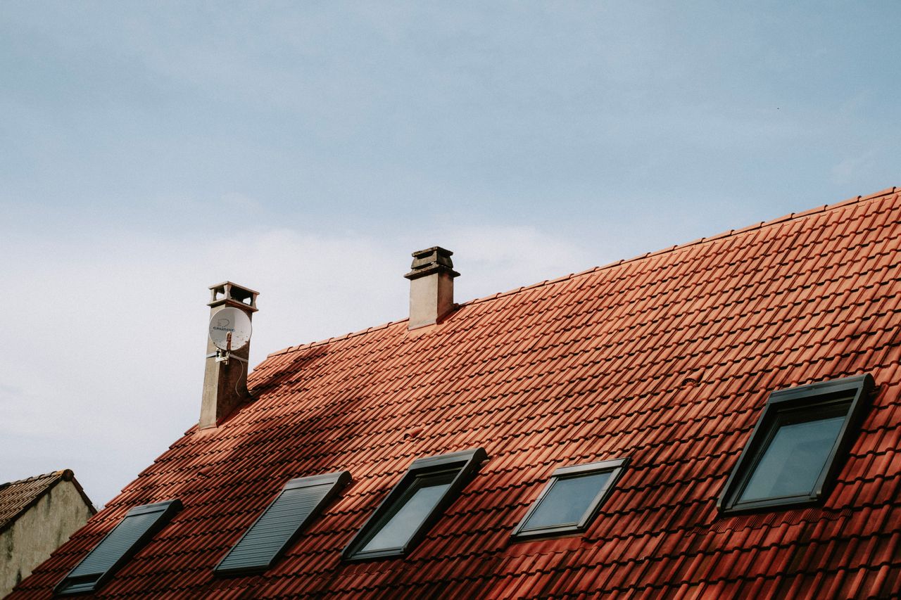 Visite d&rsquo;un logement : lire la toiture et la charpente avant de signer
